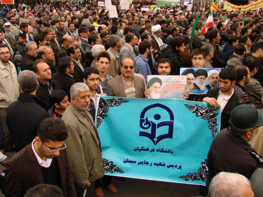 حضور کارکنان و دانشجو معلمان پردیس شهید رجایی در راهمپیمایی 22 بهمن 3