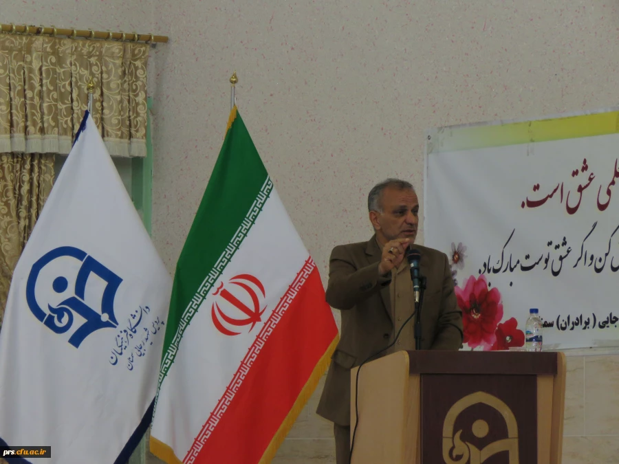 استاندار سمنان در مراسم بزرگداشت مقام معلم:
اولین انگیزه معلمی عشق است اگر انسان عاشق دانش آموزان نباشد موفق نخواهد بود و این روحیه موفق آمیزی خواهد بود
 6