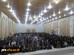 استاندار سمنان در مراسم بزرگداشت مقام معلم:
اولین انگیزه معلمی عشق است اگر انسان عاشق دانش آموزان نباشد موفق نخواهد بود و این روحیه موفق آمیزی خواهد بود
 3