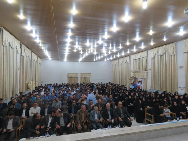 استاندار سمنان در مراسم بزرگداشت مقام معلم:
اولین انگیزه معلمی عشق است اگر انسان عاشق دانش آموزان نباشد موفق نخواهد بود و این روحیه موفق آمیزی خواهد بود
 3