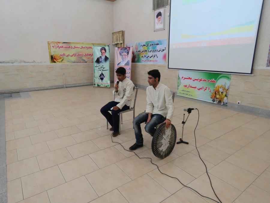 استاندار سمنان در مراسم بزرگداشت مقام معلم:
اولین انگیزه معلمی عشق است اگر انسان عاشق دانش آموزان نباشد موفق نخواهد بود و این روحیه موفق آمیزی خواهد بود
 4