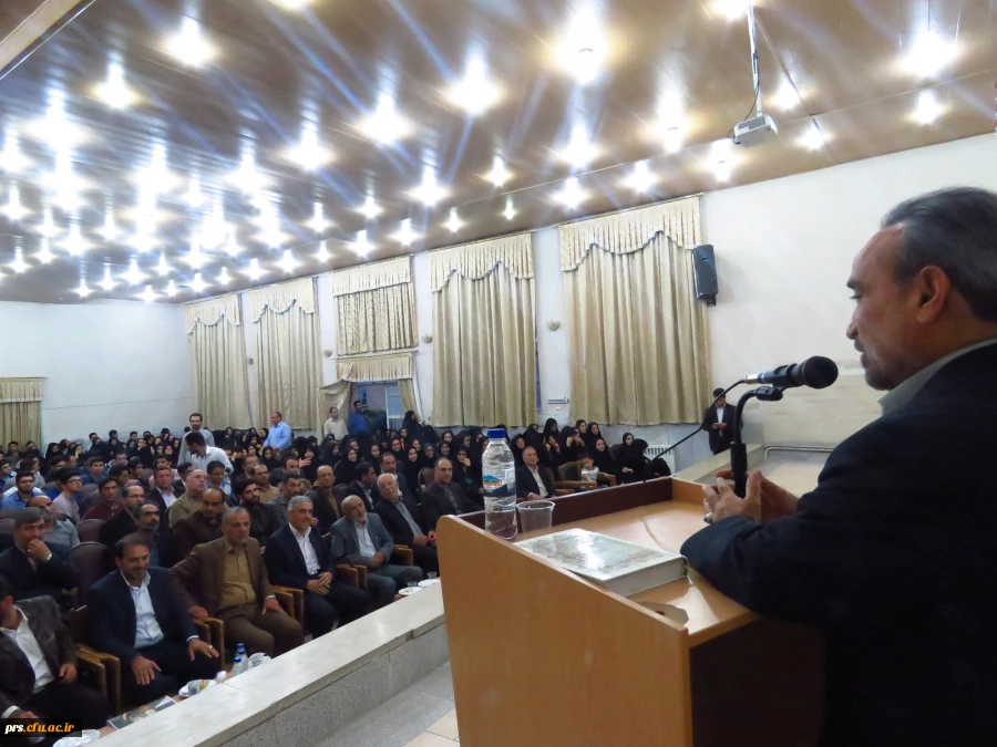 استاندار سمنان در مراسم بزرگداشت مقام معلم:
اولین انگیزه معلمی عشق است اگر انسان عاشق دانش آموزان نباشد موفق نخواهد بود و این روحیه موفق آمیزی خواهد بود
 2