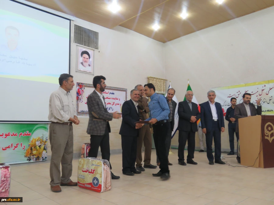 استاندار سمنان در مراسم بزرگداشت مقام معلم:
اولین انگیزه معلمی عشق است اگر انسان عاشق دانش آموزان نباشد موفق نخواهد بود و این روحیه موفق آمیزی خواهد بود 2