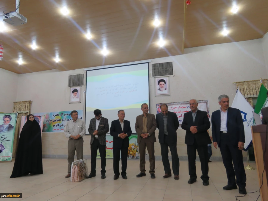 استاندار سمنان در مراسم بزرگداشت مقام معلم:
اولین انگیزه معلمی عشق است اگر انسان عاشق دانش آموزان نباشد موفق نخواهد بود و این روحیه موفق آمیزی خواهد بود
 3