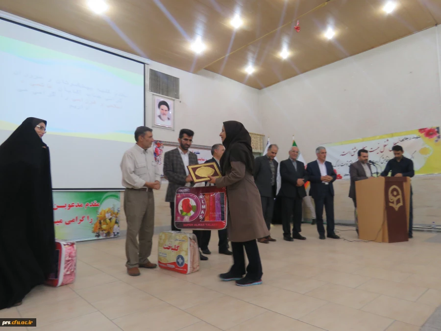 استاندار سمنان در مراسم بزرگداشت مقام معلم:
اولین انگیزه معلمی عشق است اگر انسان عاشق دانش آموزان نباشد موفق نخواهد بود و این روحیه موفق آمیزی خواهد بود 5