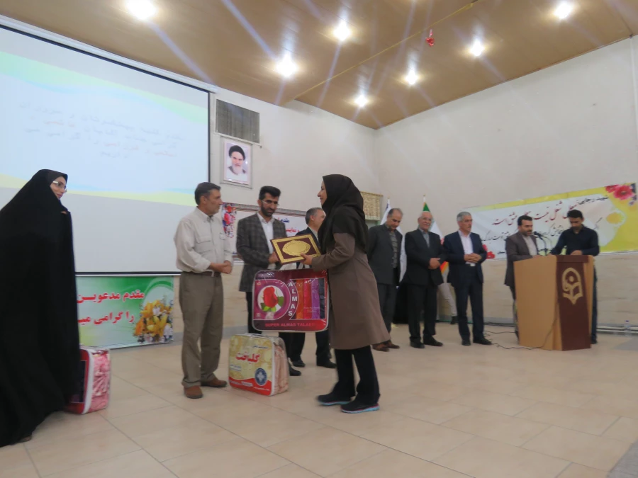 استاندار سمنان در مراسم بزرگداشت مقام معلم:
اولین انگیزه معلمی عشق است اگر انسان عاشق دانش آموزان نباشد موفق نخواهد بود و این روحیه موفق آمیزی خواهد بود 3