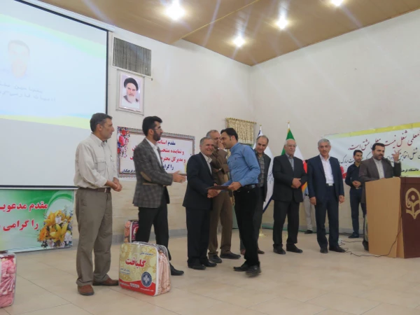 استاندار سمنان در مراسم بزرگداشت مقام معلم:
اولین انگیزه معلمی عشق است اگر انسان عاشق دانش آموزان نباشد موفق نخواهد بود و این روحیه موفق آمیزی خواهد بود 4