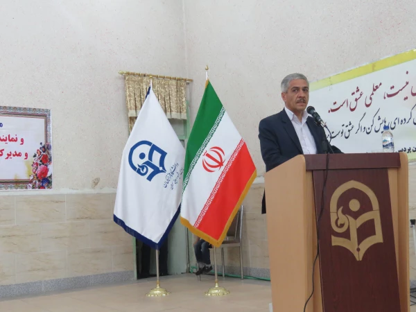 استاندار سمنان در مراسم بزرگداشت مقام معلم:
اولین انگیزه معلمی عشق است اگر انسان عاشق دانش آموزان نباشد موفق نخواهد بود و این روحیه موفق آمیزی خواهد بود 6