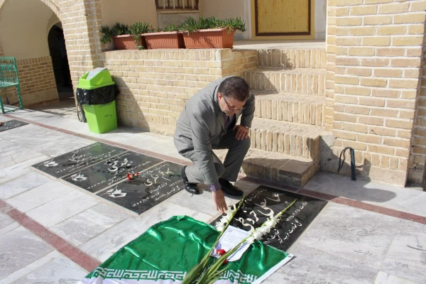 عطر افشانی مزار شهدا 4